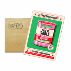 Carte Postale Illustrée – Pâté de Sable | Les Conserves Sablaises